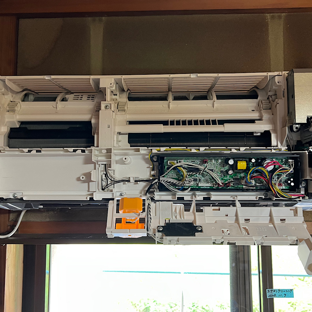 久留米市で、お引越し前にお掃除機能付きエアコンクリーニング